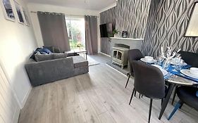 Heathrow 3 Bed House & Workspace Sleeps 6 Terminal5